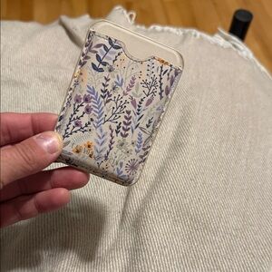 Carson and Quinn magnetic card holder